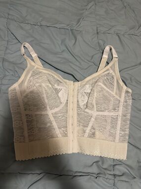 Q-T white lace corset bra size 40C